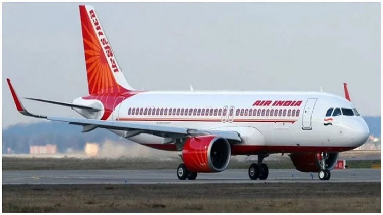 नशे में धुत शख्स ने फ्लाइट में बैठी महिला पर कर दिया पेशाब, एयर इंडिया पर कार्रवाई नहीं करने का आरोप