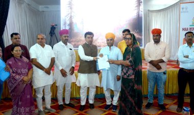 नियुक्ति पत्र पाकर खिले नवनियुक्त कार्मिकों के चेहरे