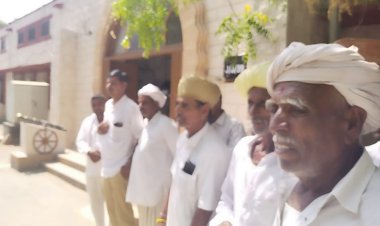 वापा के ग्रामीण पहुंचे जालोर कलेक्ट्रेट, बोले-पूर्व सांसद देवजी पटेल ने अपने राजनीतिक स्वार्थ के लिए हमें देवड़ा से उठाकर भूतेल में पटक दिया