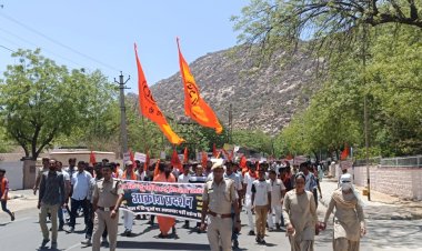 मुर्शिदाबाद की घटना को लेकर सर्व हिन्दू समाज ने रैली निकाल किया प्रदर्शन, ममता बनर्जी का पुतला फूंक दिया ज्ञापन