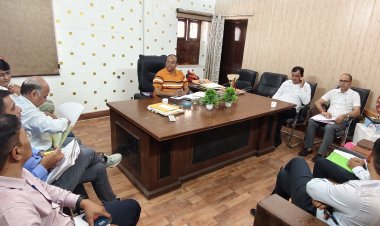 चिकित्सा विभाग के संयुक्त निदेशक डॉ नरेंद्र सक्सेना ने ली विभागीय अधिकारियों की बैठक और योजनाओं की समीक्षा की