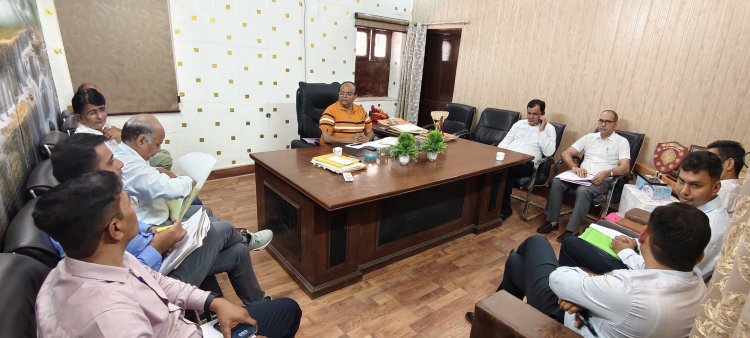 चिकित्सा विभाग के संयुक्त निदेशक डॉ नरेंद्र सक्सेना ने ली विभागीय अधिकारियों की बैठक और योजनाओं की समीक्षा की