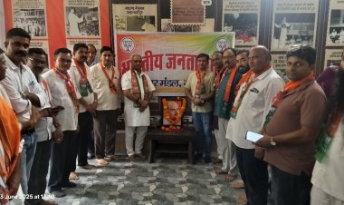 डॉ. श्यामा प्रसाद मुखर्जी की पुण्यतिथि पर पुष्पांजलि अर्पित की