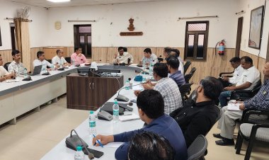 जिला कलक्टर ने चिकित्सा योजनाओं की प्रगति की समीक्षा कर अधिकारियों को दिए निर्देश