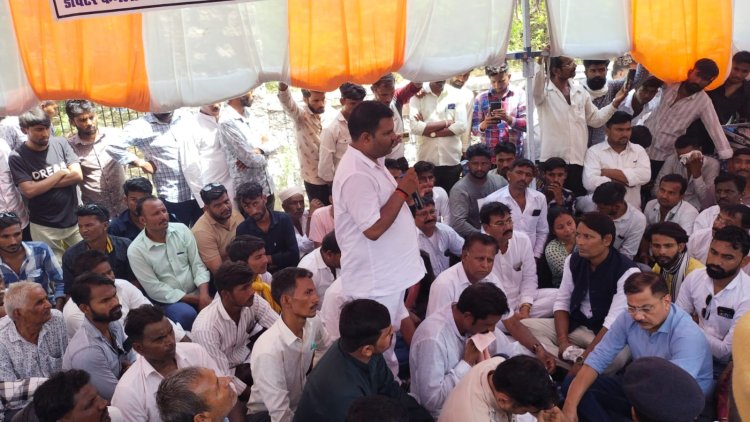 सरगरा समाजबंधुओं ने प्रदर्शन कर गर्भवती खुशबू की मौत के मामले में लापरवाह चिकित्सक के विरुद्ध कार्रवाई की मांग की