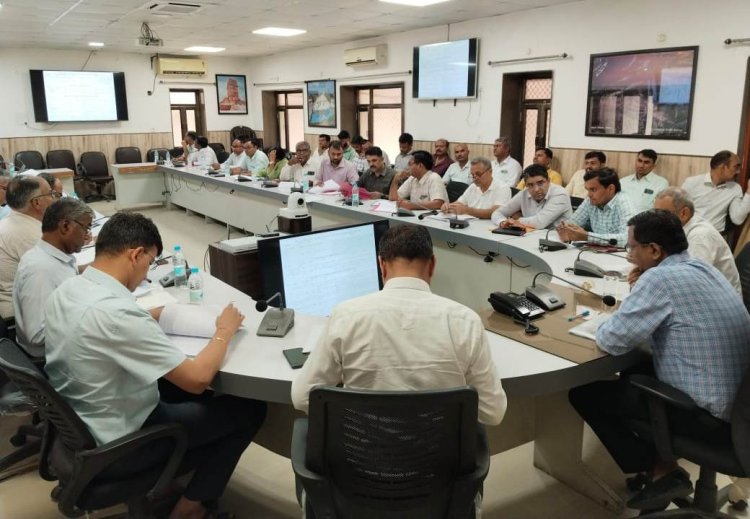 राजस्व संबंधी मामलों का त्वरित रूप से करें निस्तारण- जिला कलक्टर