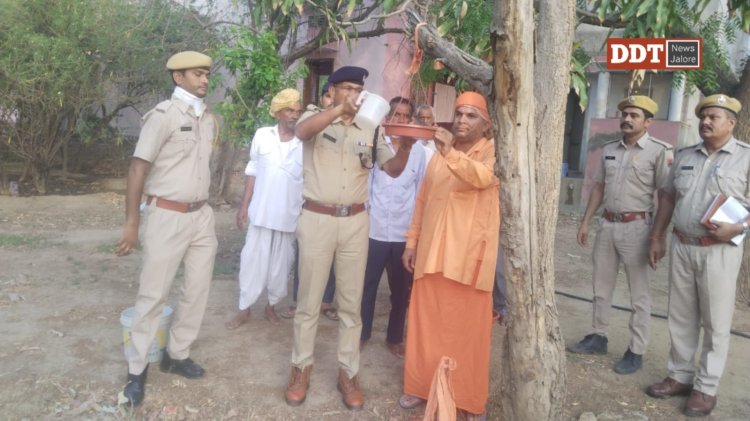 जालोर एसपी ने सांथू आश्रम में लगाए परिंडे, बोले - पक्षियों को पानी पिलाना पुण्य का काम
