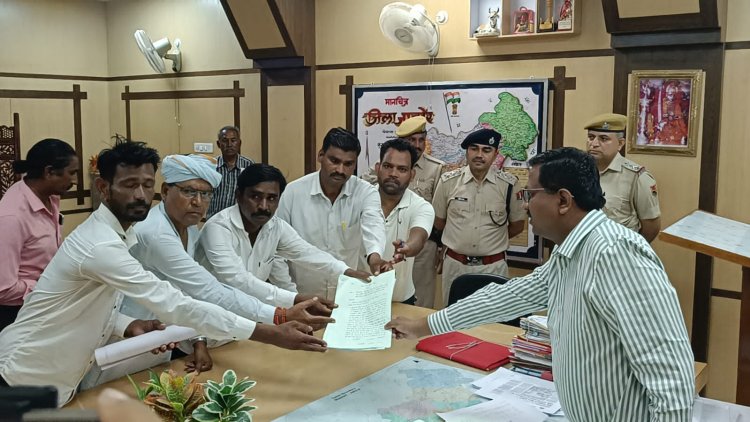 आरोपी को 24 घंटे में गिरफ्तार करने की मांग, कलेक्टर को सौंपा ज्ञापन