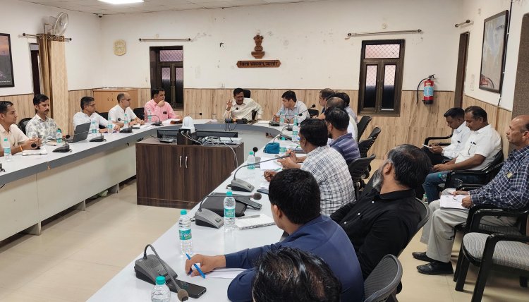 जिला कलक्टर ने चिकित्सा योजनाओं की प्रगति की समीक्षा कर अधिकारियों को दिए निर्देश