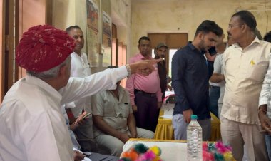 सांसद लुम्बाराम चौधरी ने तीखी में सम्बल पखवाड़ा शिविर का किया औचक निरीक्षण, नदारद थे शिविर प्रभारी, कलक्टर को की शिकायत