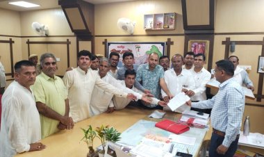 कर्मचारी संगठनों ने राष्ट्रव्यापी हड़ताल कर 11 सूत्री मांगों का सौंपा ज्ञापन