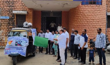 विश्व जनसंख्या दिवस : प्रचार वाहन को अतिरिक्त सीएमएचओ डॉ चंद्रशेखर गजराज ने दिखाई हरी झण्डी