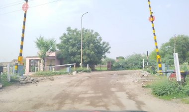 एफसीआई रेलवे फाटक बंद नहीं करने की मांग को लेकर काॅलोनीवासियों ने रेल मंत्री के नाम सांसद को दिया ज्ञापन