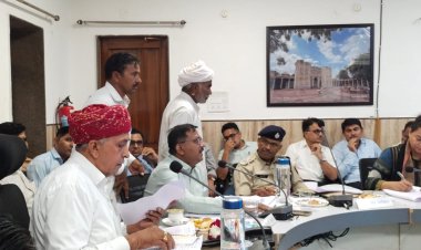 सदस्य खेमराज बोले- चौधरी साहब, स्कूलों में शिक्षकों के पद खाली है, सांसद का जवाब -इन अधिकारियों को बोलने से क्या फायदा, यह काम तो हमको करना है, हमें ही सरकार से बात करनी पड़ेगी