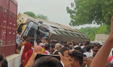 बागरा में संतुलन बिगड़ने से बस पलटी, बड़ा हादसा टला