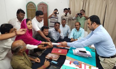 आहोर विधानसभा क्षेत्र में विद्युत समस्याओं को लेकर सरोज चौधरी के नेतृत्व में डिस्कॉम के एसई को सौंपा ज्ञापन