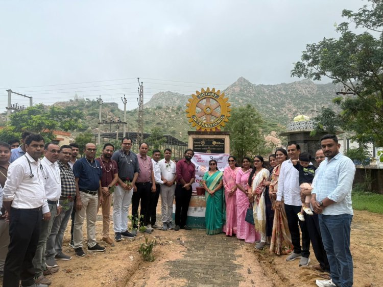 चिकित्सक व सीए दिवस पर जालोर में रोटरी क्लब ने 500 पौधे वितरित किए