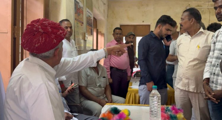 सांसद लुम्बाराम चौधरी ने तीखी में सम्बल पखवाड़ा शिविर का किया औचक निरीक्षण, नदारद थे शिविर प्रभारी, कलक्टर को की शिकायत