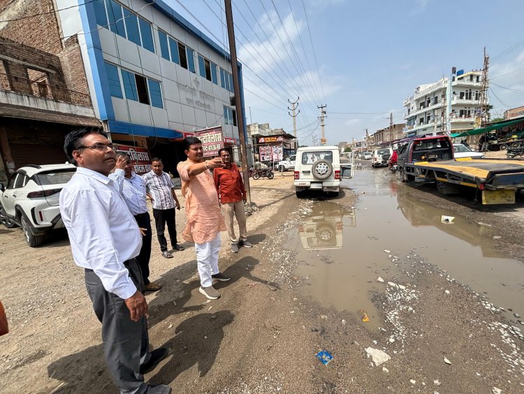 आहोर में माधोपुरा मुख्य मार्ग सीसी बनेगा, विधायक ने अधिकारियों के साथ किया निरीक्षण