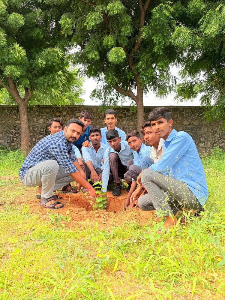 नारणावास : विद्यार्थियों व स्टाफ ने अमरूद, नीम, गुलमोहर सहित 405 पौधे लगाए; परिसर और खेल मैदान हुआ हरा‑भरा