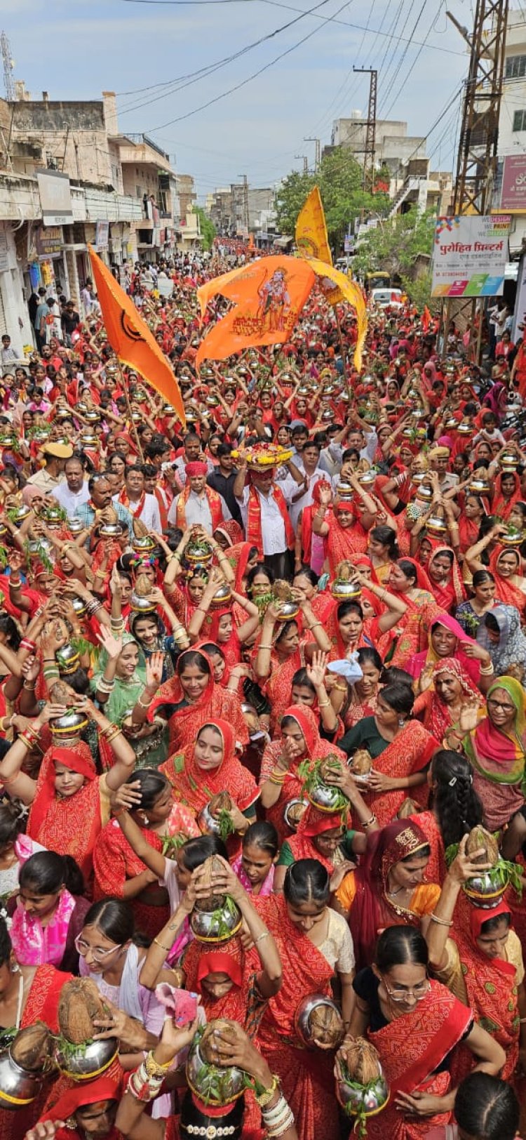 चातुर्मास महोत्सव के तहत नगर में निकली भव्य कलश यात्रा