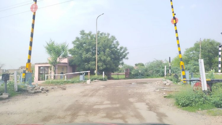 एफसीआई रेलवे फाटक बंद नहीं करने की मांग को लेकर काॅलोनीवासियों ने रेल मंत्री के नाम सांसद को दिया ज्ञापन