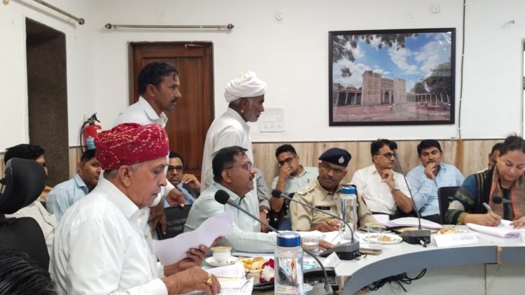 सदस्य खेमराज बोले- चौधरी साहब, स्कूलों में शिक्षकों के पद खाली है, सांसद का जवाब -इन अधिकारियों को बोलने से क्या फायदा, यह काम तो हमको करना है, हमें ही सरकार से बात करनी पड़ेगी