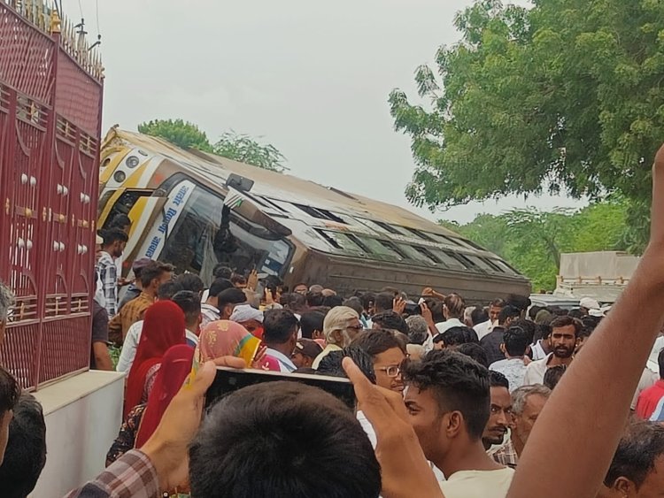 बागरा में संतुलन बिगड़ने से बस पलटी, बड़ा हादसा टला
