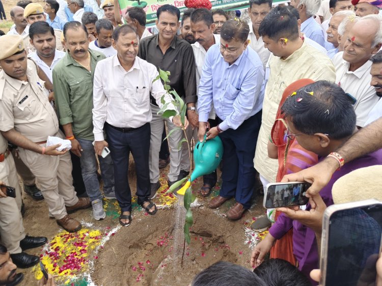 हरियाली तीज पर जिला स्तरीय वन महोत्सव के तहत भूति गांव में लगाए 1000 पौधे