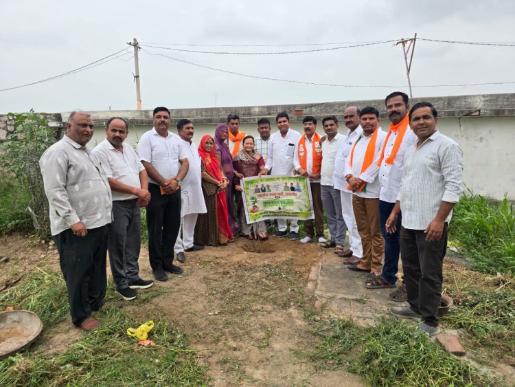 "एक पेड़ मां के नाम" अभियान के तहत जालोर में हनुमान मंदिर प्रांगण में किया वृक्षारोपण