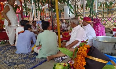 गणपति मन्दिर की प्राण प्रतिष्ठा के द्वितीय दिवस पंचांग पूजन के प्रधान यज्ञ में लाभार्थी परिवार ने दी आहुति