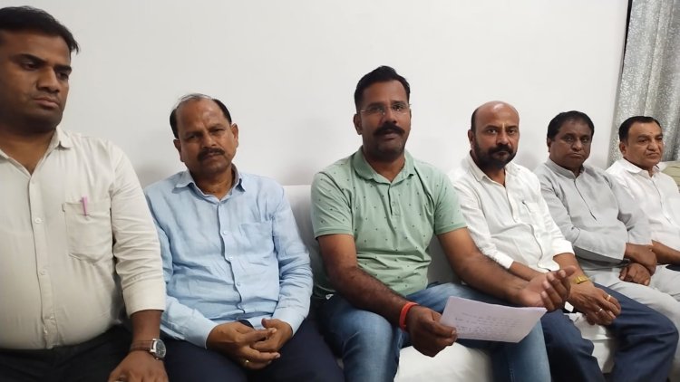 अभयदास की कथा कराने वाली समिति की प्रेसवार्ता, सदस्य बोले- महाराज की अति महत्वाकांक्षा के कारण हिंदुत्व में समरसता की बजाय बिखराव हुआ
