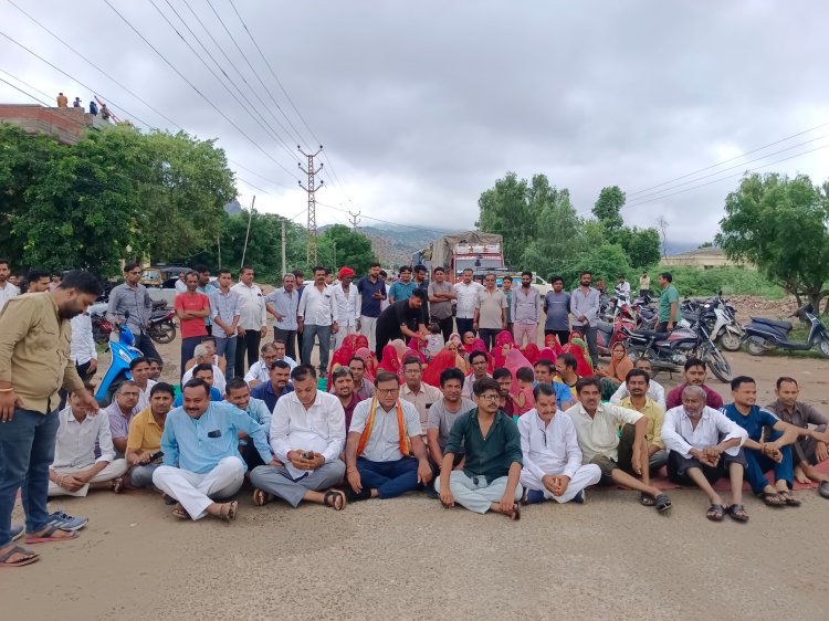 कॉलोनियों में जमा गन्दे पानी को लेकर नगरपरिषद के विरुद्ध लोगों ने जताया आक्रोश