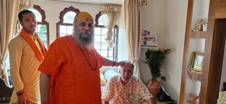 गाजियाबाद महंत नारायणगिरी पहुंचे भवरानी, चोटिल ईश्वरसिंह से पूछी कुशलक्षेम