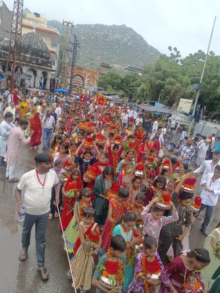 151 कन्याओं ने कलश धारण कर, 13 रथ व विभिन्न झांकियों के साथ निकली शोभायात्रा