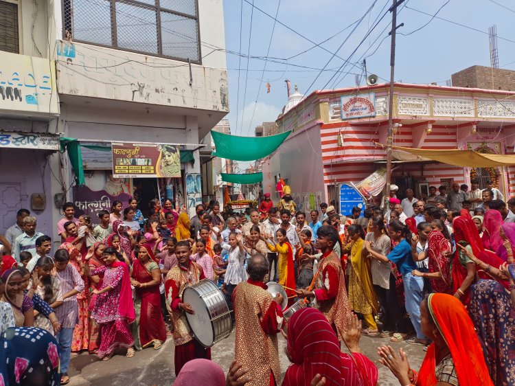5 रथ व 16 ट्रैक्टर के साथ निकली गणेश चतुर्थी की भव्य शोभायात्रा 