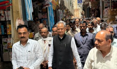 पूर्व मुख्यमंत्री गहलोत पहुंचे बेंगलुरु, पीड़ित परिवारों को राजस्थान सरकार से मदद करवाने का दिलाया भरोसा