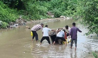 नारणावास बागरा सड़क मार्ग पर जलभराव से पानी में फिसलने लगे ग्रामीण, खतरे में सफर