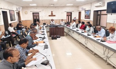 अतिवृष्टि से क्षतिग्रस्त हुई सड़कों, राजकीय भवनों के प्रस्ताव तैयार कर आपदा राहत विभाग को भिजवाएं-जिला कलक्टर