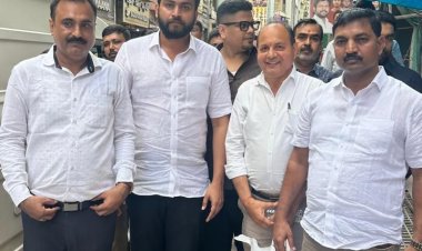 बेंगलुरु में अग्निकांड के पीड़ित परिवारों की कांग्रेस पार्टी ने पांच-पांच लाख रुपए की दी आर्थिक सहायता