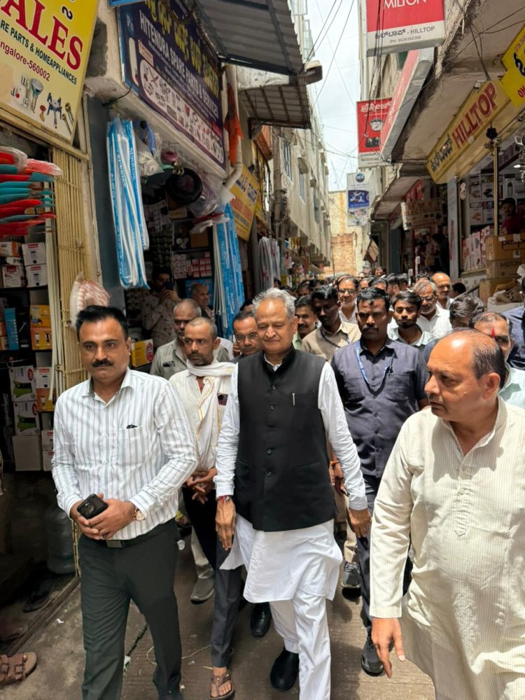 पूर्व मुख्यमंत्री गहलोत पहुंचे बेंगलुरु, पीड़ित परिवारों को राजस्थान सरकार से मदद करवाने का दिलाया भरोसा