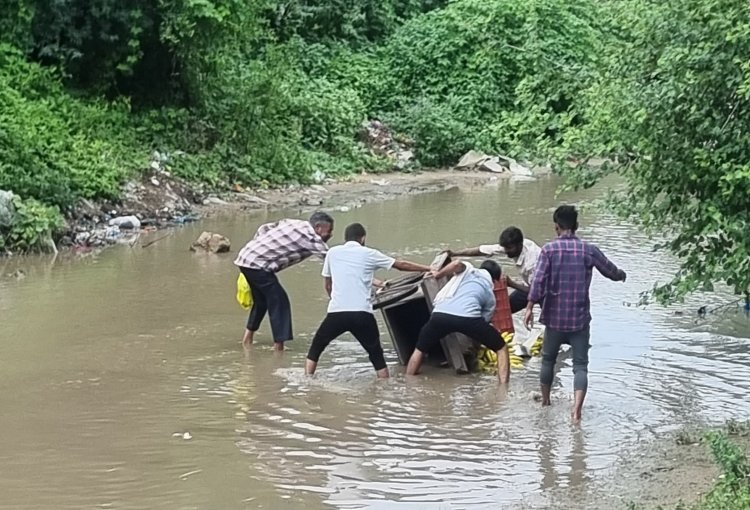 नारणावास बागरा सड़क मार्ग पर जलभराव से पानी में फिसलने लगे ग्रामीण, खतरे में सफर