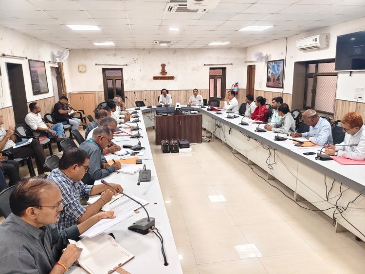 अतिवृष्टि से क्षतिग्रस्त हुई सड़कों, राजकीय भवनों के प्रस्ताव तैयार कर आपदा राहत विभाग को भिजवाएं-जिला कलक्टर