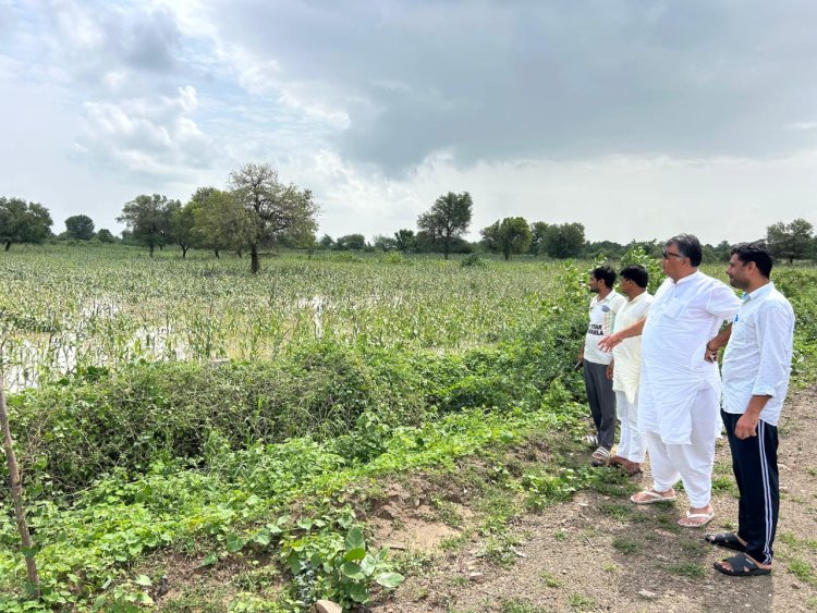 पूर्व सांसद पटेल ने चक्रवात व अतिवृष्टि प्रभावित क्षेत्रों का दौरा कर किसानों व ग्रामीणों से मुलाकात की