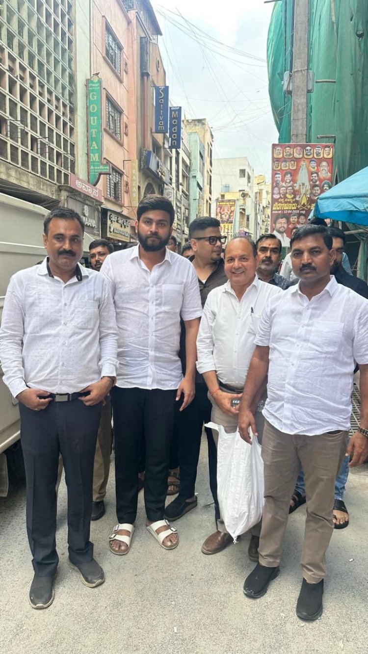 बेंगलुरु में अग्निकांड के पीड़ित परिवारों की कांग्रेस पार्टी ने पांच-पांच लाख रुपए की दी आर्थिक सहायता