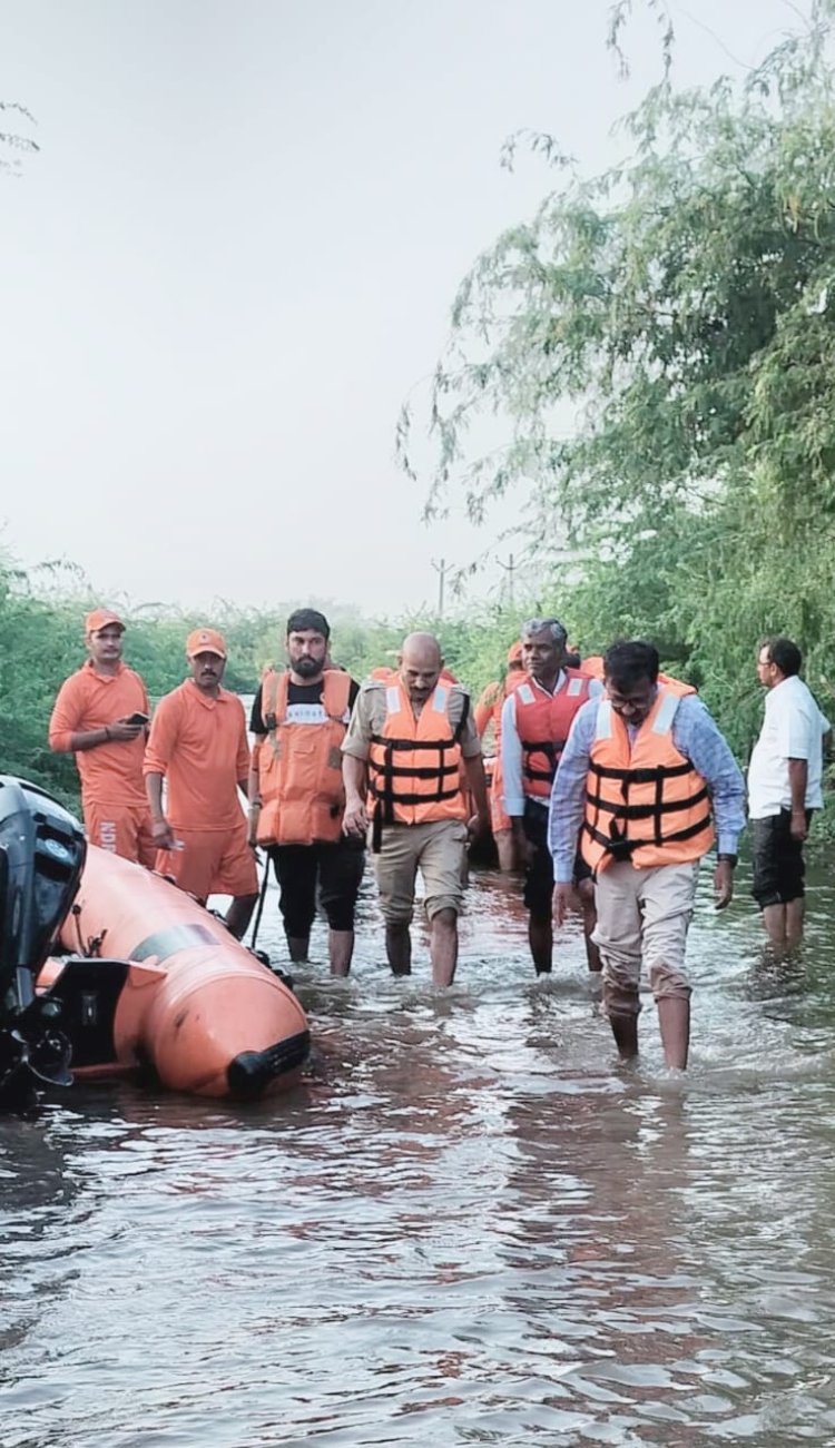 नाव एवं ट्रैक्टर मे बैठकर नेहड़ क्षेत्र में जलभराव का निरीक्षण करने पहुंचे जालोर कलक्टर व एसपी