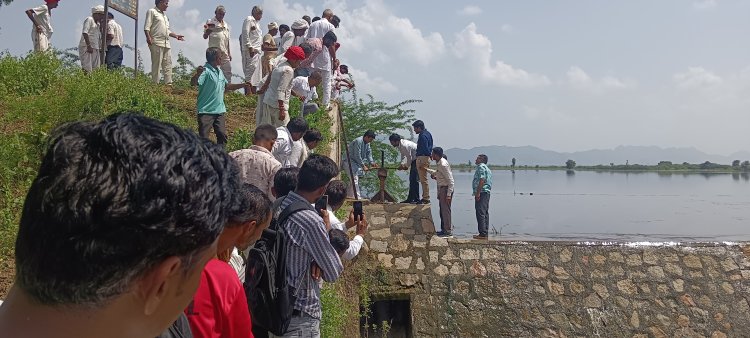 आहोर विधायक राजपुरोहित ने चवरछा बांध के फाटक खुलवाए