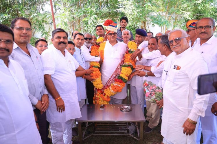 सांचौर में पूर्व सांसद पटेल के घर स्नेहमिलन, जन्मदिन पर कार्यकर्ताओं ने 51 किलो की माला पहनाई