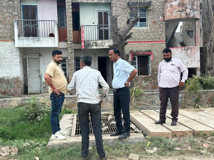 जालोर शहर में स्वच्छता, स्ट्रीट लाइट व्यवस्था और सीवरेज प्रणाली की समस्याओं का समाधान करने के लिए नगर परिषद आयुक्त शर्मा ने शहर का भ्रमण कर संबंधित अधिकारियों को दिए सख्त निर्देश
