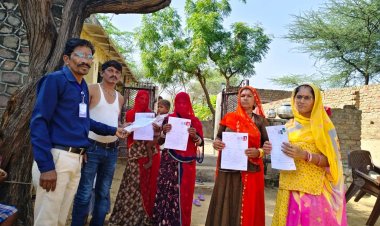 घर-घर पहुँच एसआईआर परिगणना प्रपत्र भरवा रहे बीएलओ